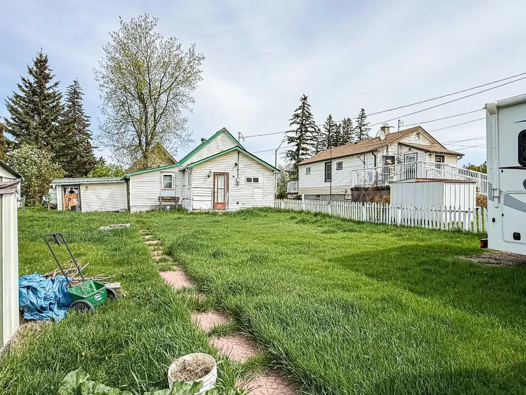 2031 18 Avenue Bowden AB T0M 0K0