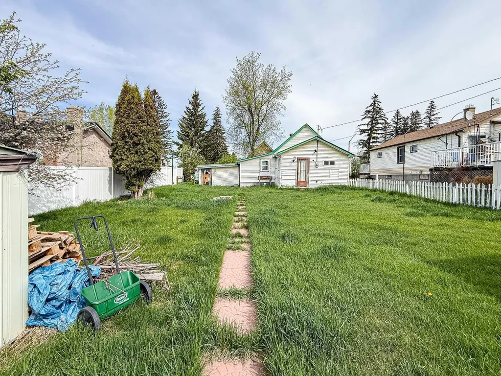 2031 18 Avenue Bowden AB T0M 0K0
