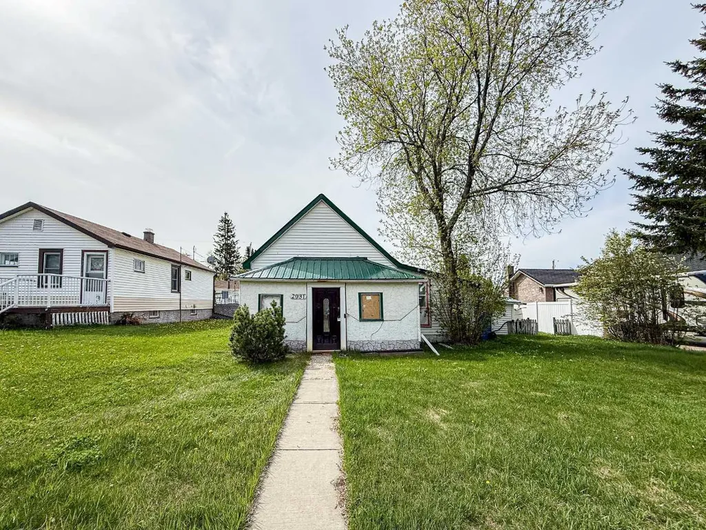 2031 18 Avenue Bowden AB T0M 0K0