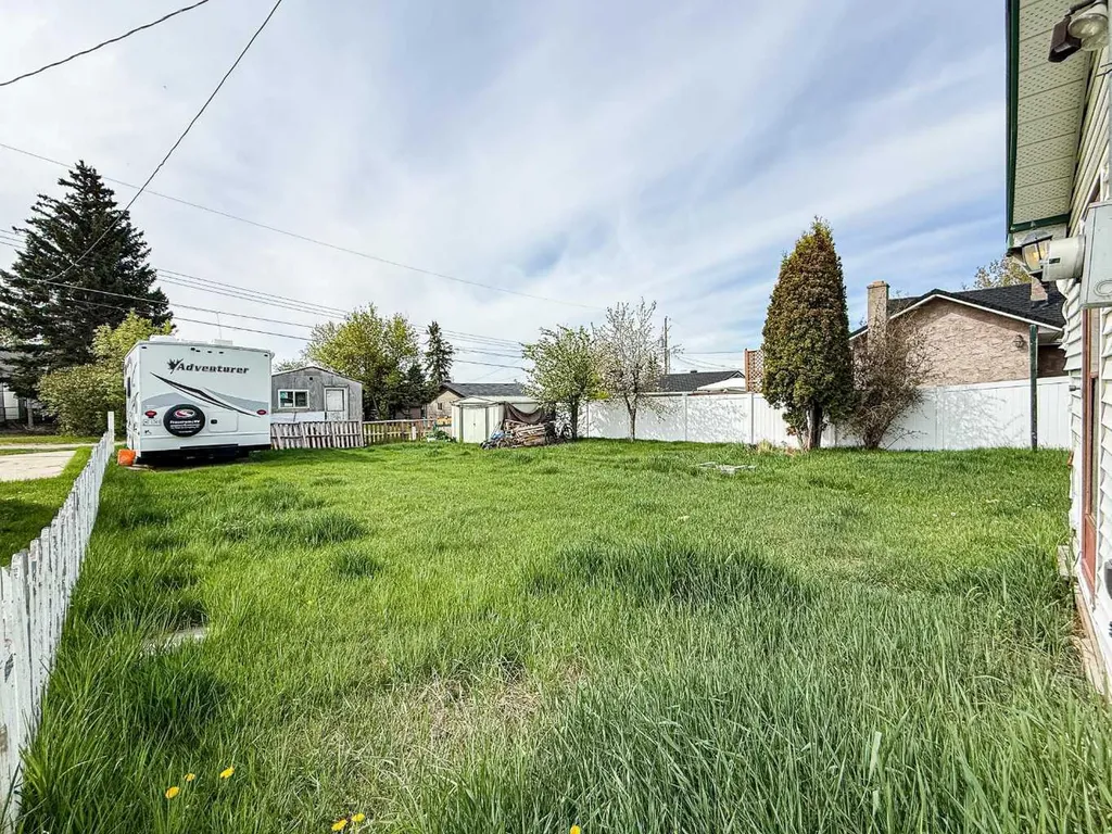 2031 18 Avenue Bowden AB T0M 0K0