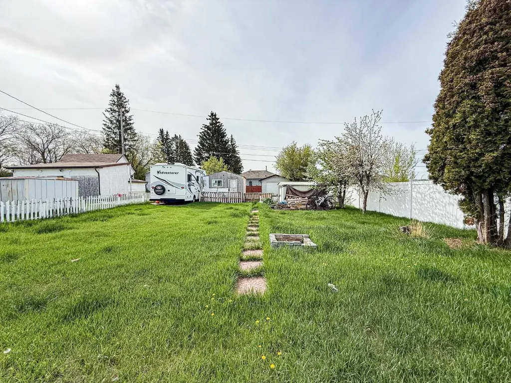 2031 18 Avenue Bowden AB T0M 0K0