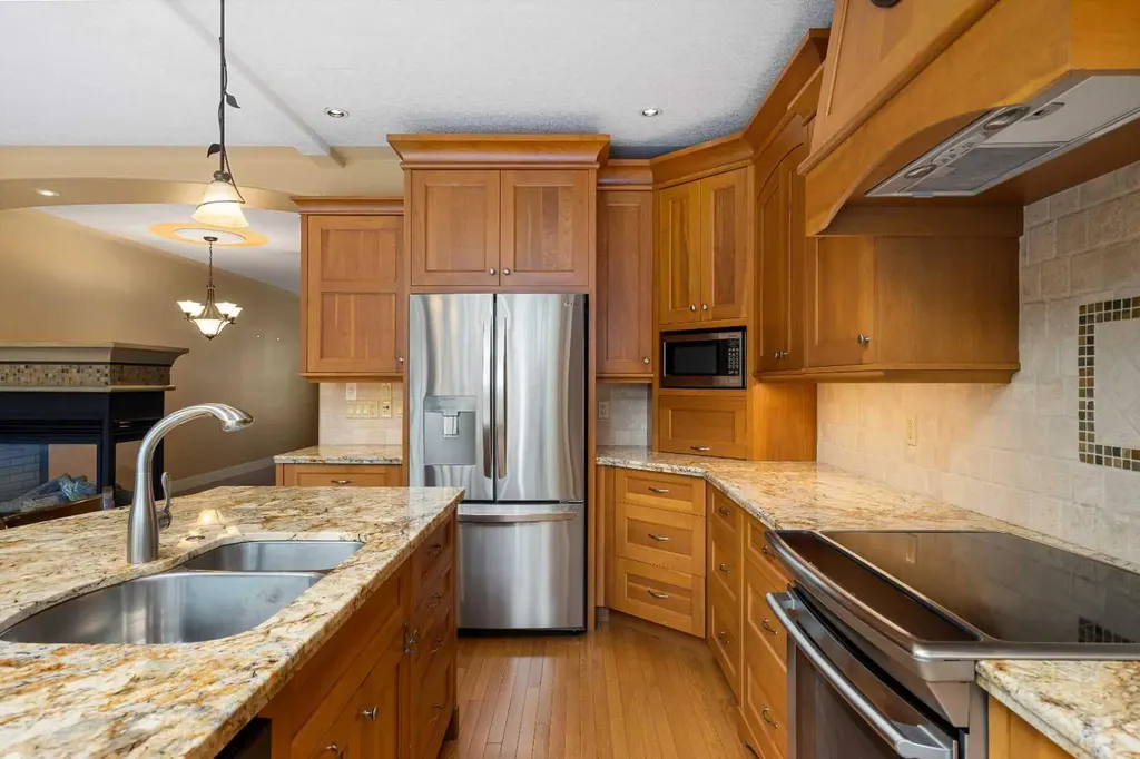 720 4 Street NW Calgary AB T2N 1P2