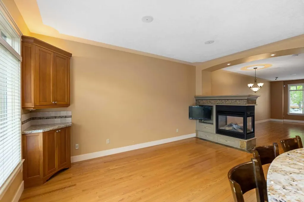 720 4 Street NW Calgary AB T2N 1P2