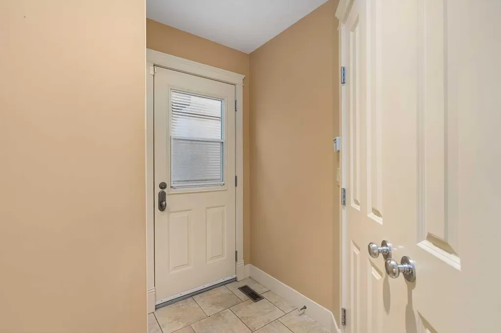720 4 Street NW Calgary AB T2N 1P2