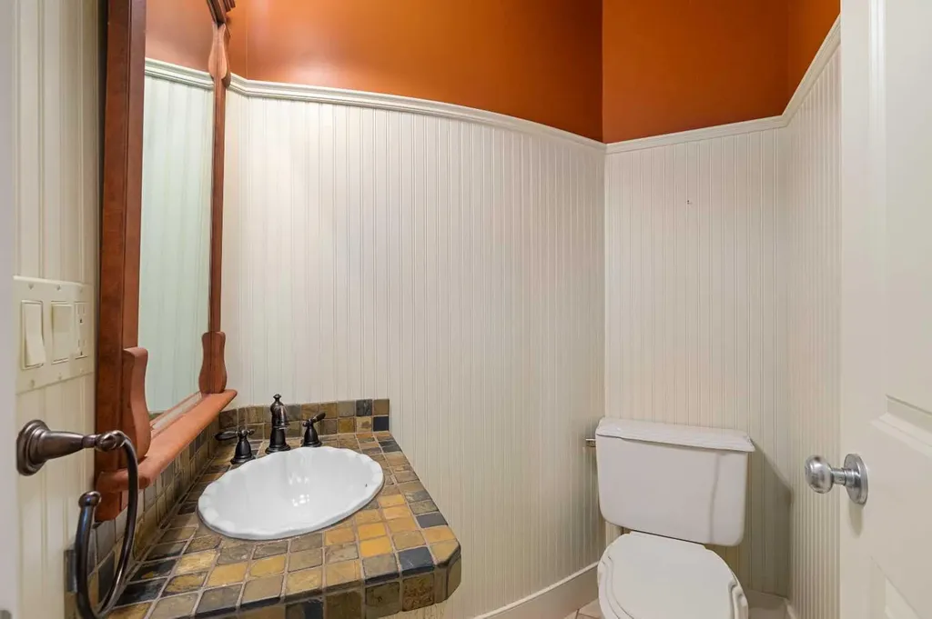 720 4 Street NW Calgary AB T2N 1P2