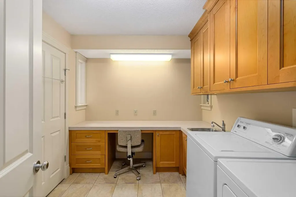 720 4 Street NW Calgary AB T2N 1P2