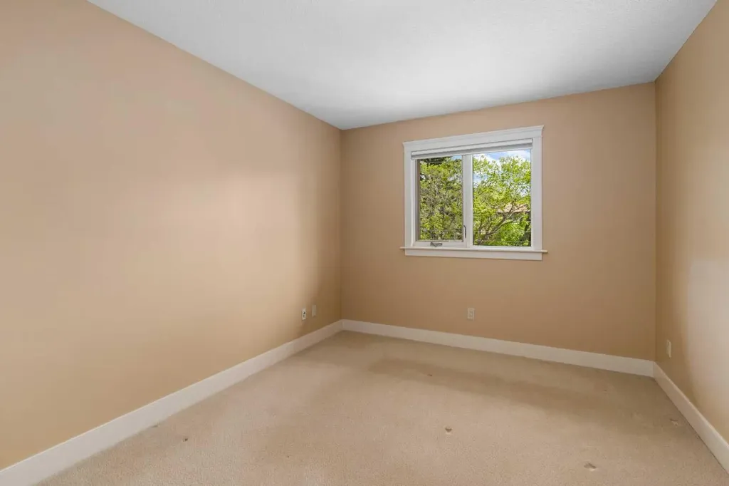 720 4 Street NW Calgary AB T2N 1P2