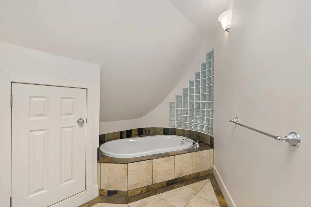 720 4 Street NW Calgary AB T2N 1P2