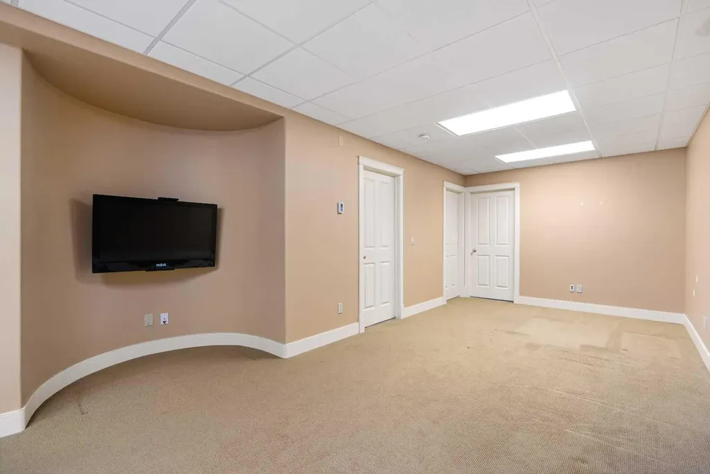 720 4 Street NW Calgary AB T2N 1P2