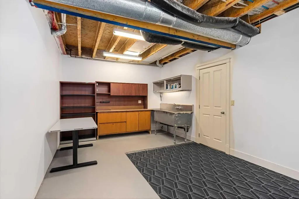 720 4 Street NW Calgary AB T2N 1P2