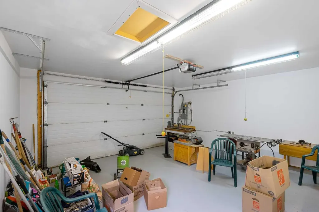 720 4 Street NW Calgary AB T2N 1P2
