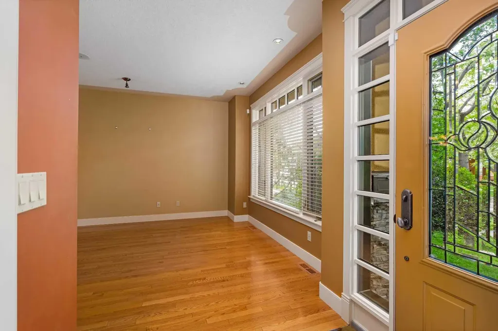 720 4 Street NW Calgary AB T2N 1P2