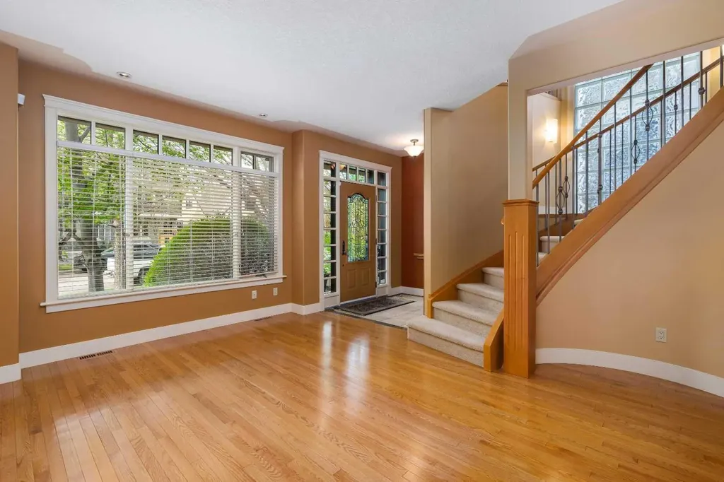 720 4 Street NW Calgary AB T2N 1P2