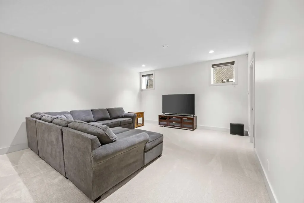 89 Evergreen Mount SW Calgary AB T2Y 3T9