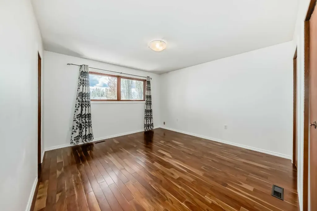 2 Nichols Crescent Red Deer AB T4P 1P6