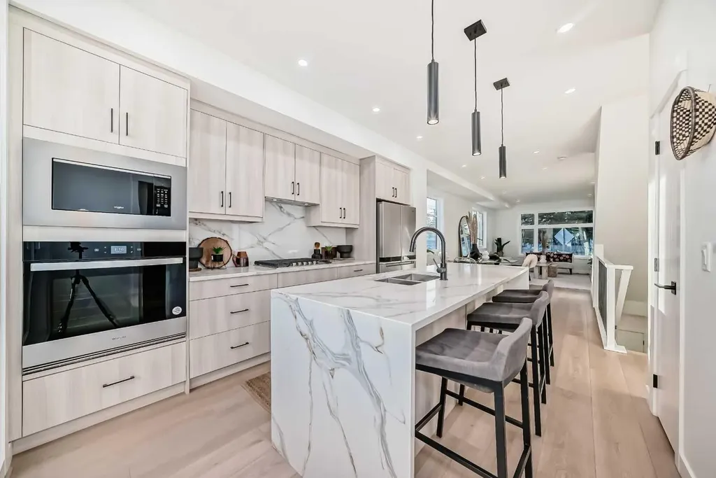 3404 8 Avenue SW Calgary AB T3C2Z7