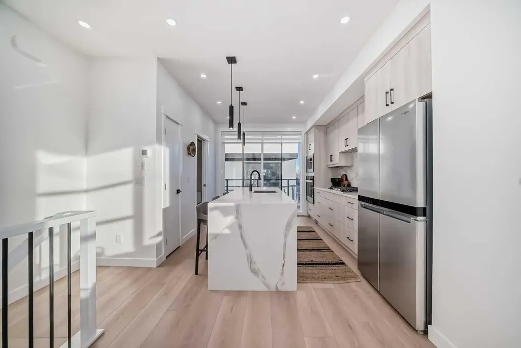3404 8 Avenue SW Calgary AB T3C2Z7