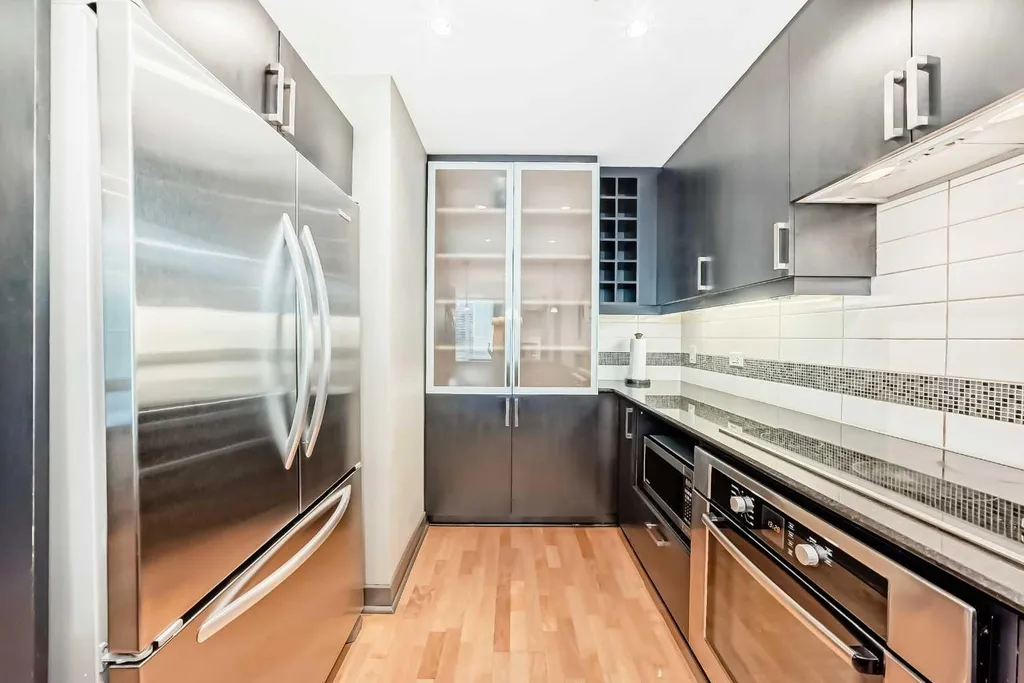 888 4 Avenue SW Calgary AB T2P 0V2