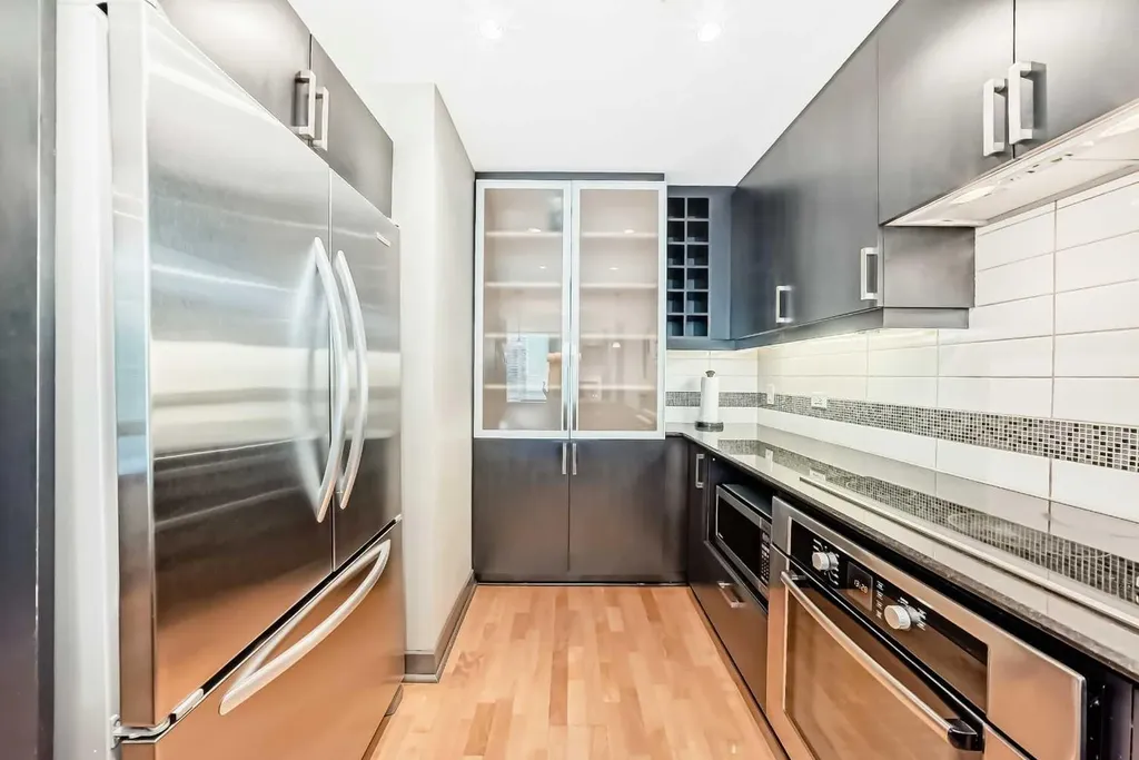888 4 Avenue SW Calgary AB T2P 0V2