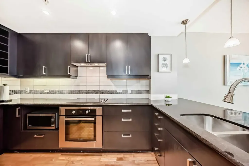 888 4 Avenue SW Calgary AB T2P 0V2