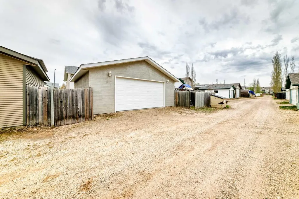 6 Timmons Close Lacombe AB T4L 2M7