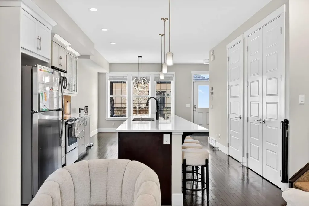 548 Quarry Park Boulevard SE Calgary AB T2C 5E8