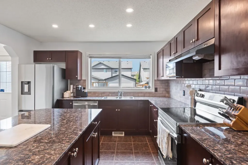 14 Luxstone Point SW Airdrie AB T4B 0H8
