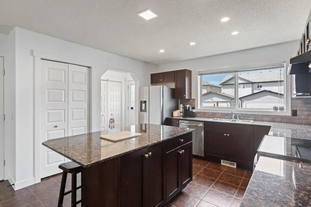 14 Luxstone Point SW Airdrie AB T4B 0H8