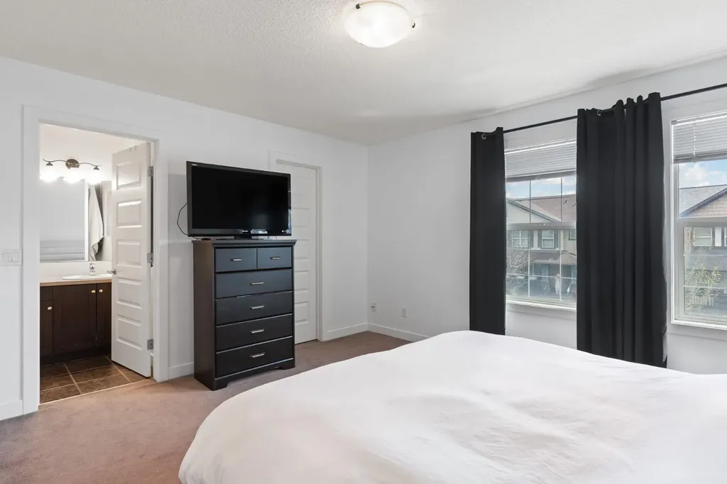 14 Luxstone Point SW Airdrie AB T4B 0H8