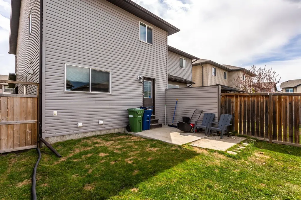 14 Luxstone Point SW Airdrie AB T4B 0H8