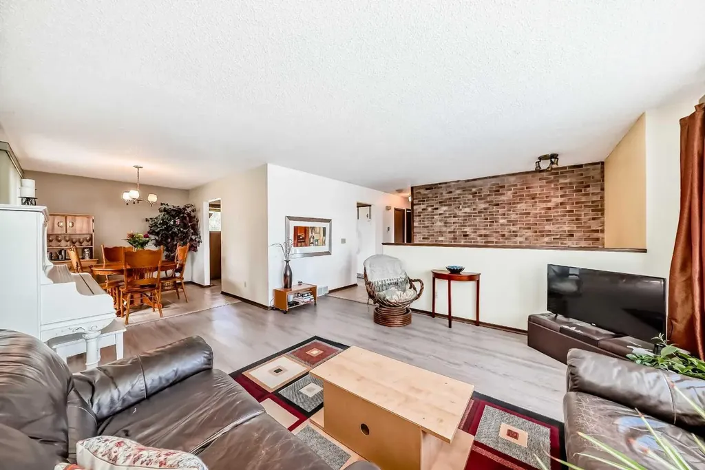 5539 Dalhart Road NW Calgary AB T3A 1S3