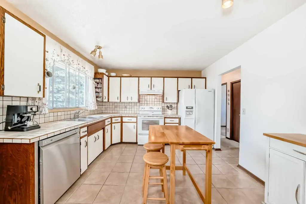 5539 Dalhart Road NW Calgary AB T3A 1S3