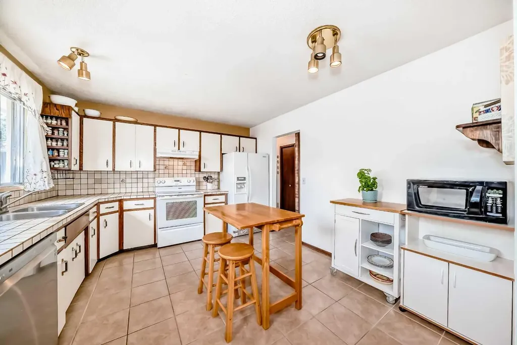 5539 Dalhart Road NW Calgary AB T3A 1S3