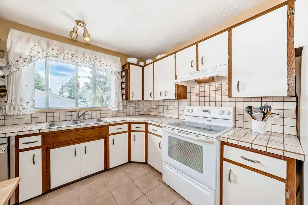 5539 Dalhart Road NW Calgary AB T3A 1S3