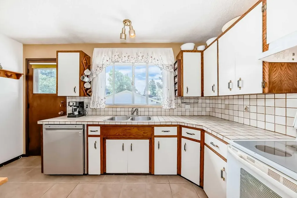5539 Dalhart Road NW Calgary AB T3A 1S3