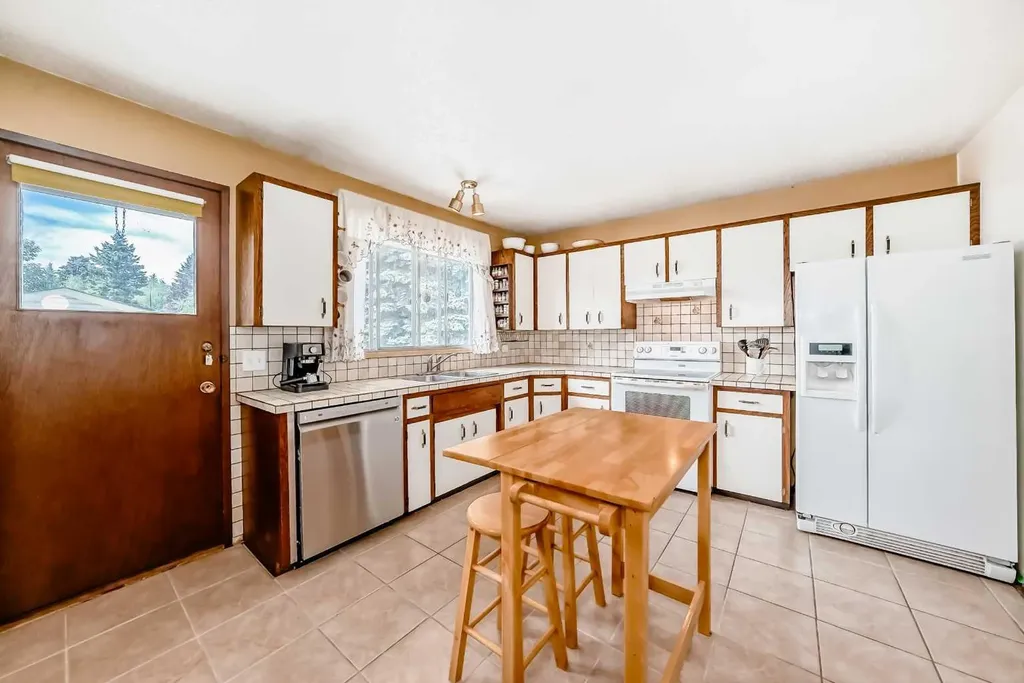 5539 Dalhart Road NW Calgary AB T3A 1S3