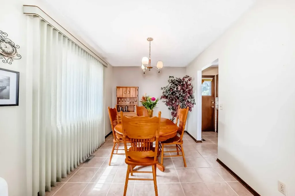 5539 Dalhart Road NW Calgary AB T3A 1S3