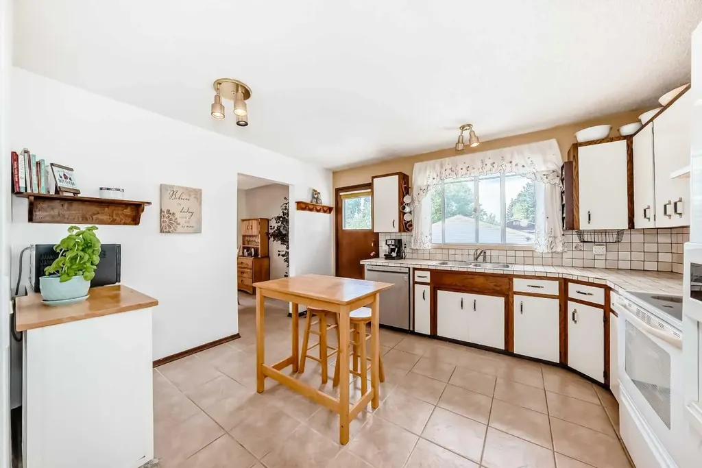 5539 Dalhart Road NW Calgary AB T3A 1S3