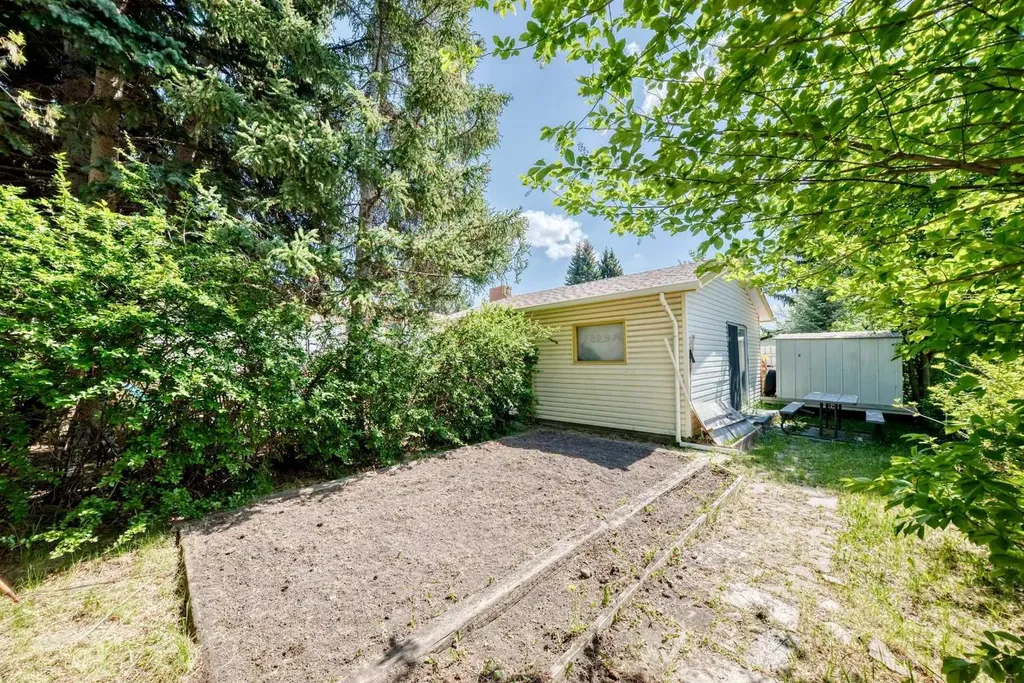 5539 Dalhart Road NW Calgary AB T3A 1S3