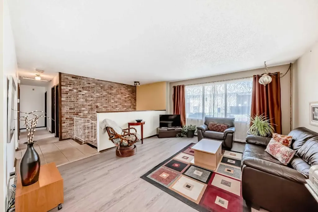 5539 Dalhart Road NW Calgary AB T3A 1S3