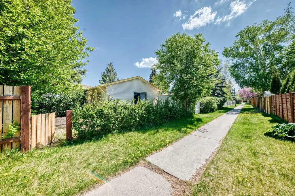 5539 Dalhart Road NW Calgary AB T3A 1S3