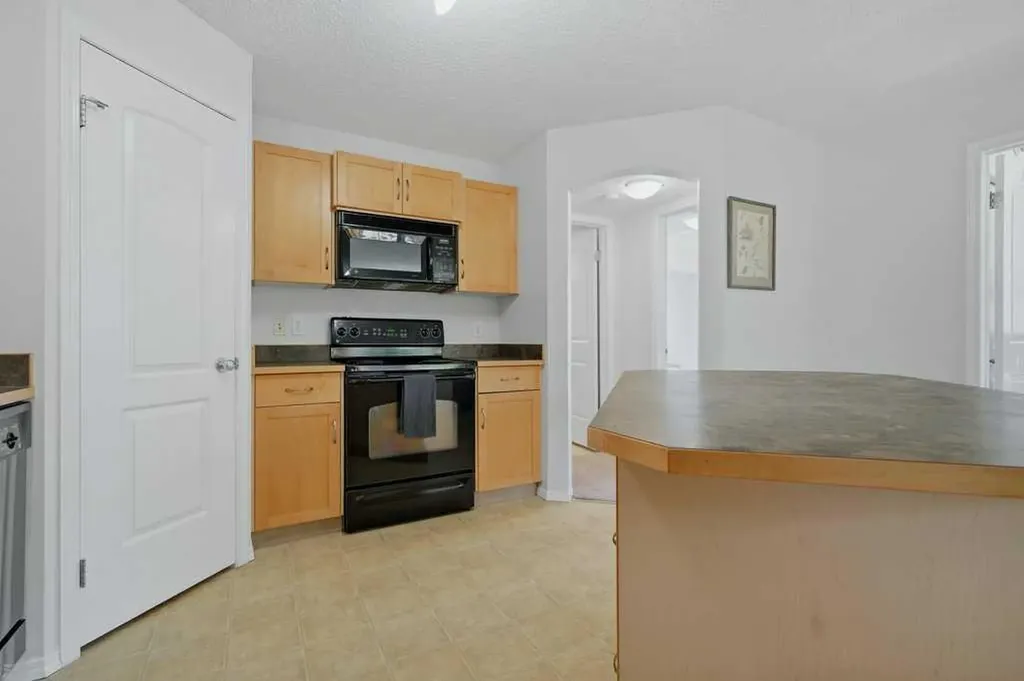 31 Everridge Square SW Calgary AB T2Y 5J7