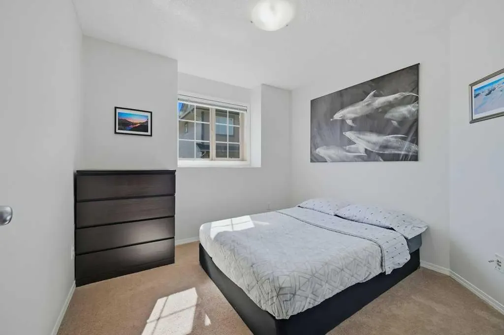 31 Everridge Square SW Calgary AB T2Y 5J7
