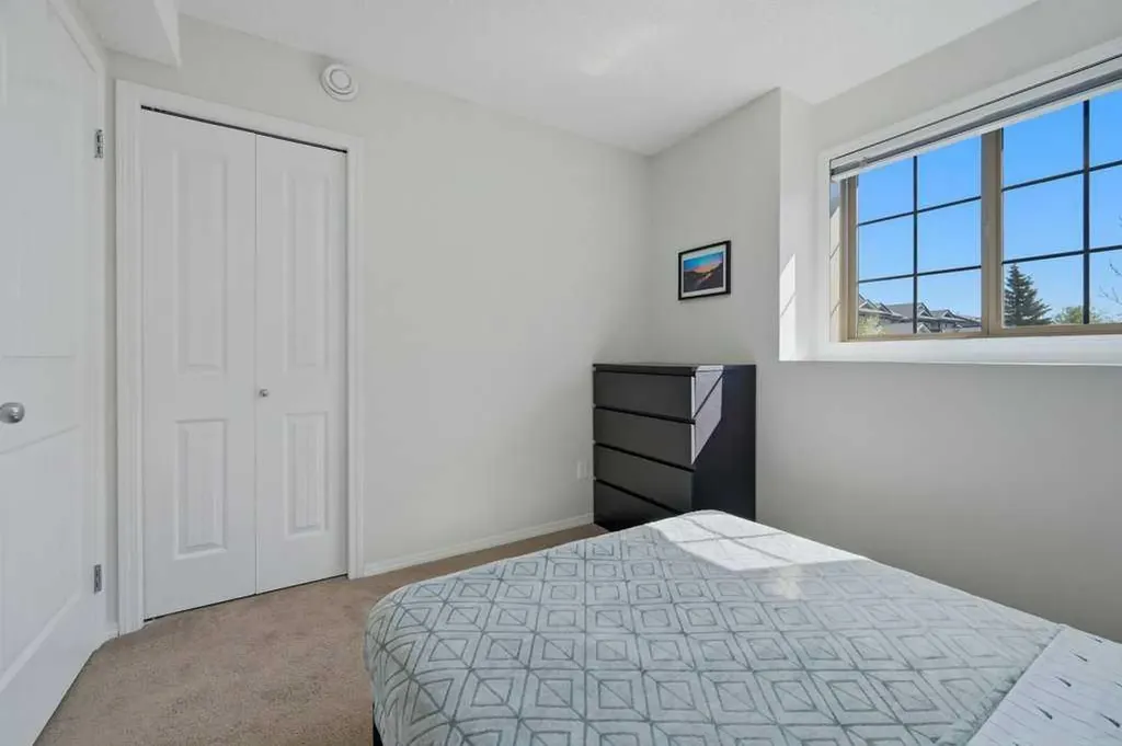 31 Everridge Square SW Calgary AB T2Y 5J7