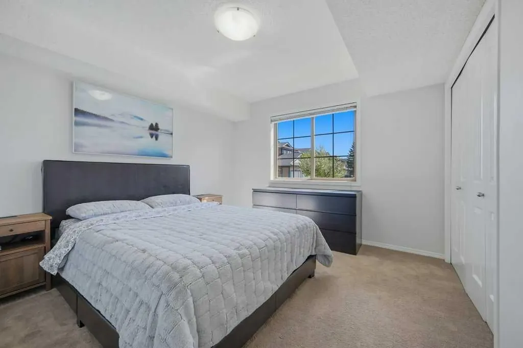 31 Everridge Square SW Calgary AB T2Y 5J7
