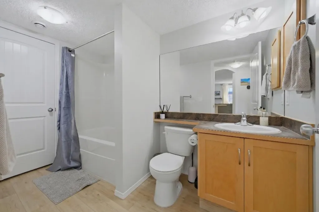 31 Everridge Square SW Calgary AB T2Y 5J7