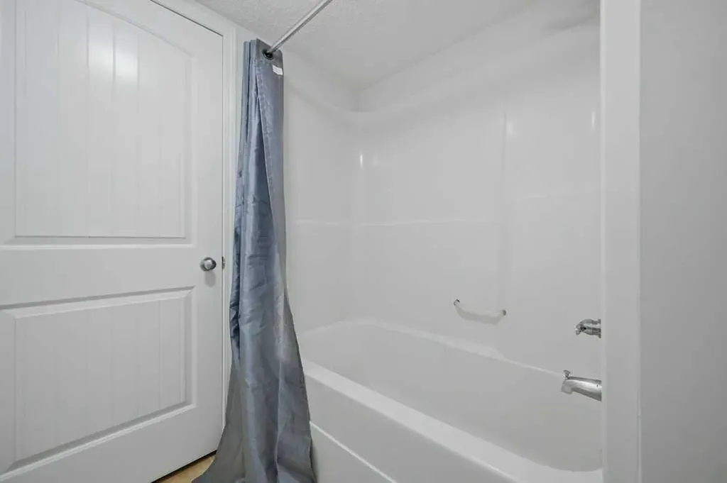 31 Everridge Square SW Calgary AB T2Y 5J7