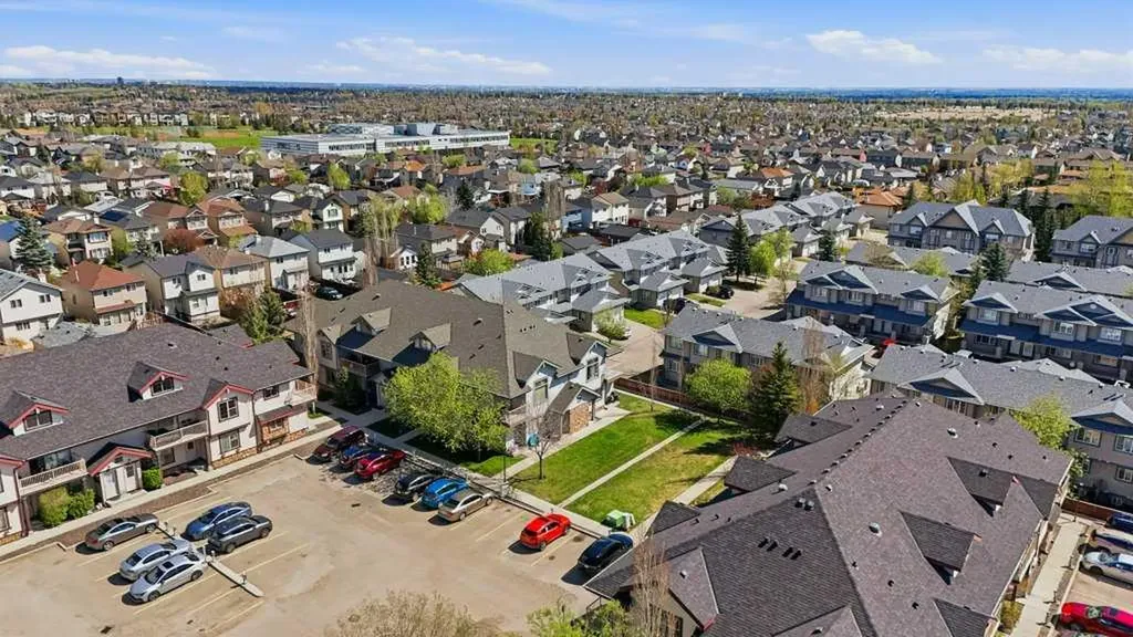 31 Everridge Square SW Calgary AB T2Y 5J7