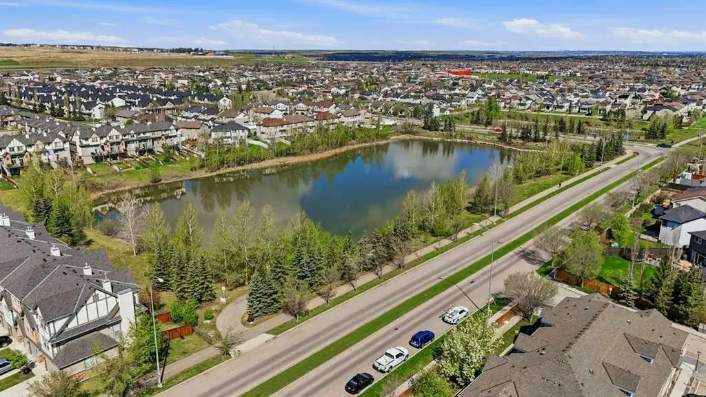 31 Everridge Square SW Calgary AB T2Y 5J7