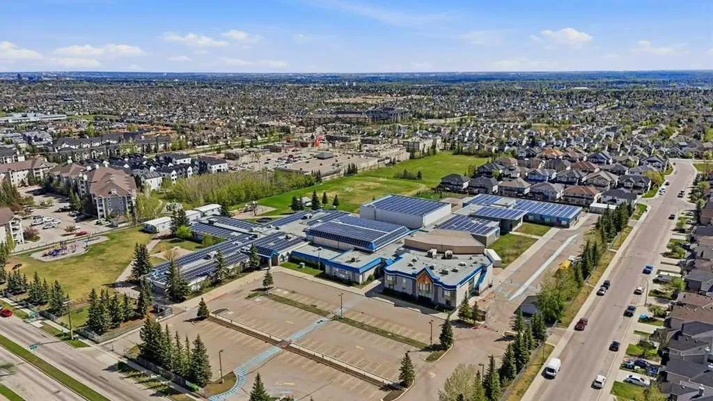 31 Everridge Square SW Calgary AB T2Y 5J7